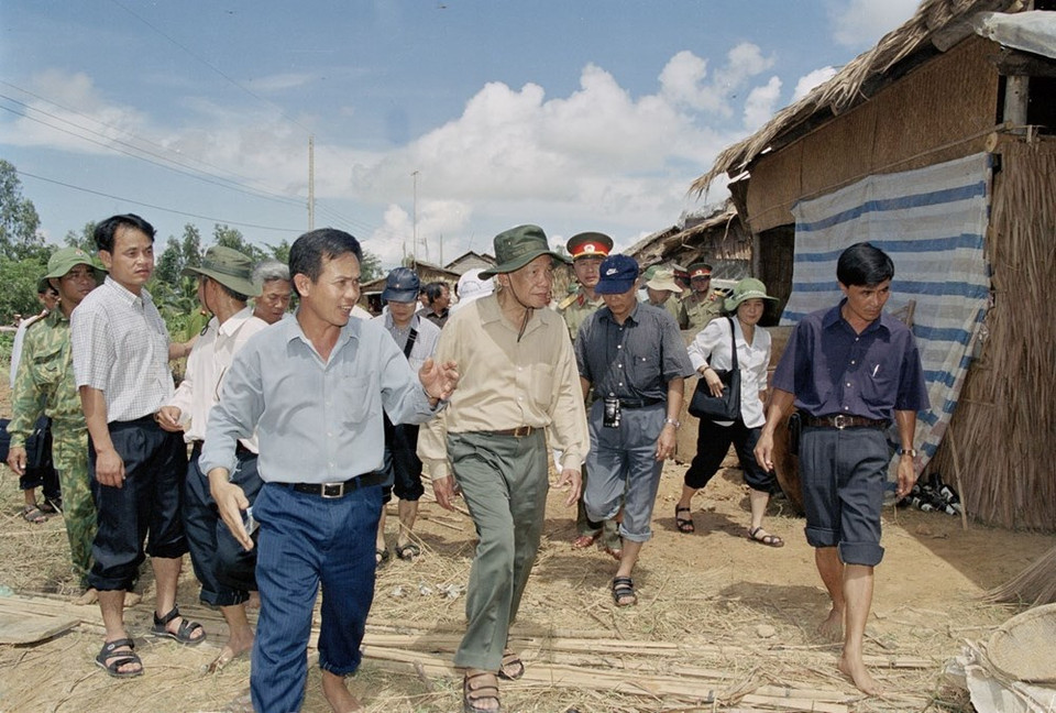 2000年9月，黎可漂总书记视察隆安省洪灾情况。图自越通社