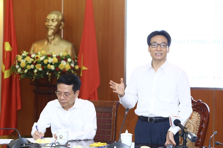 两个应用程序有助于越南公民和入境越南的人员掌握政府、国家疫情防控指导委员会和卫生部的疫情防控提示，从而帮助人们主动有效防范疫情。图自越通社