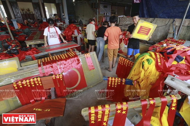 慈云村民也生产各种锦旗、奖旗。图自越通社/越南画报