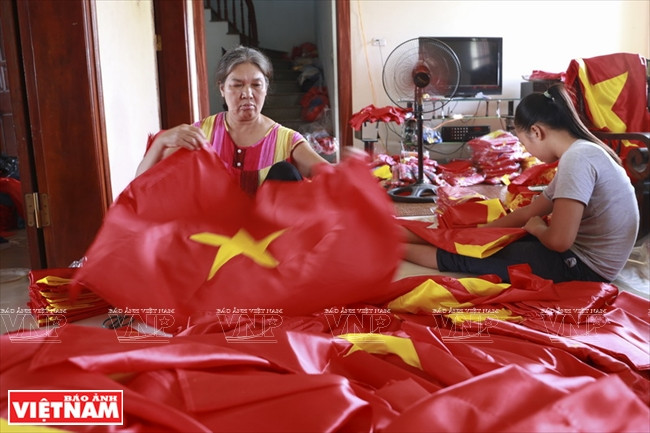 慈云村缝制的国旗格外精美。图自越通社/越南画报