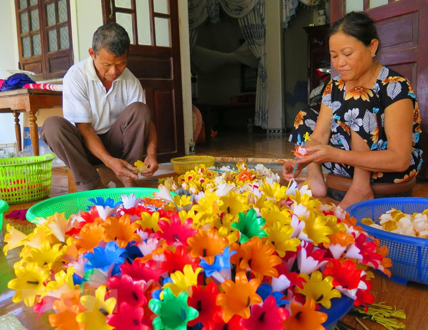 各种颜色都是从村里草木提取出来的，制作出青仙纸花别具一格的颜色。图自越通社