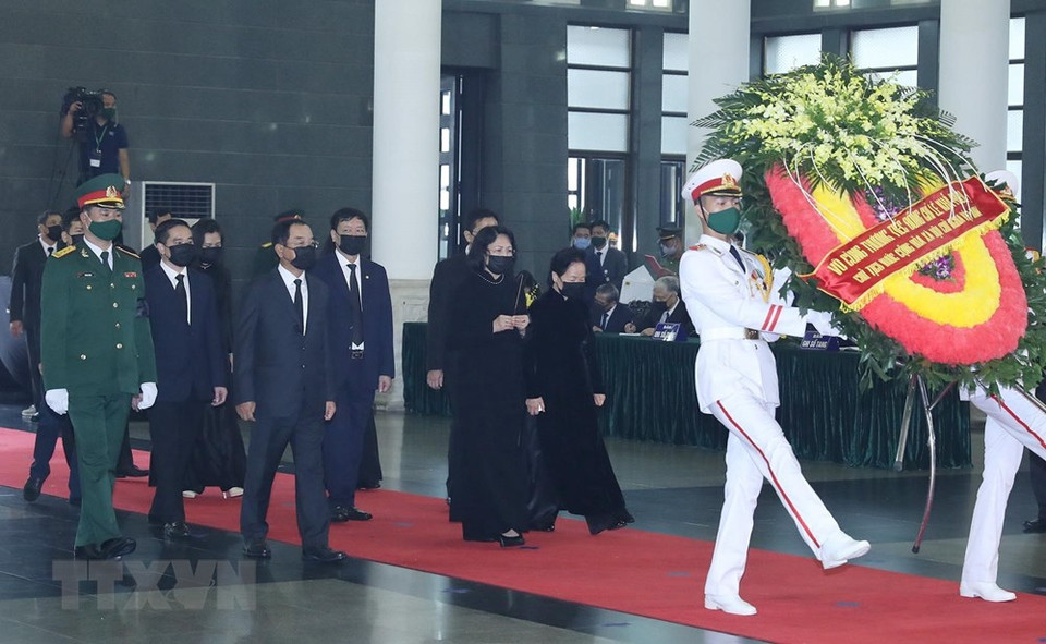 由越共中央委员、国家副主席邓氏玉盛为团长的越南国家主席代表团前来吊唁黎可漂同志。图自越通社