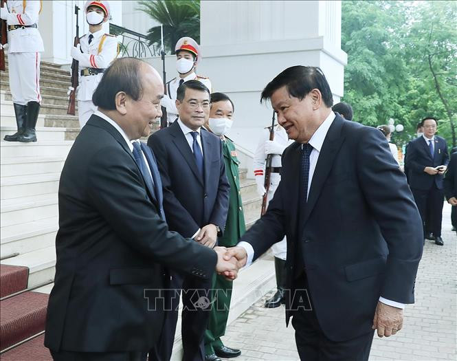 越南政府总理阮春福迎接老挝总理通论·西苏里。图自越通社