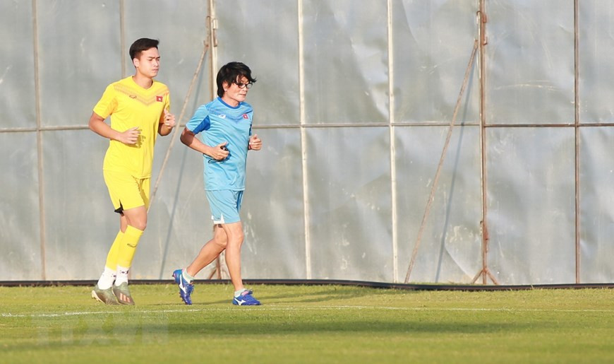 越南足球队球员跟着医生去运动，锻炼身体。图自越通社