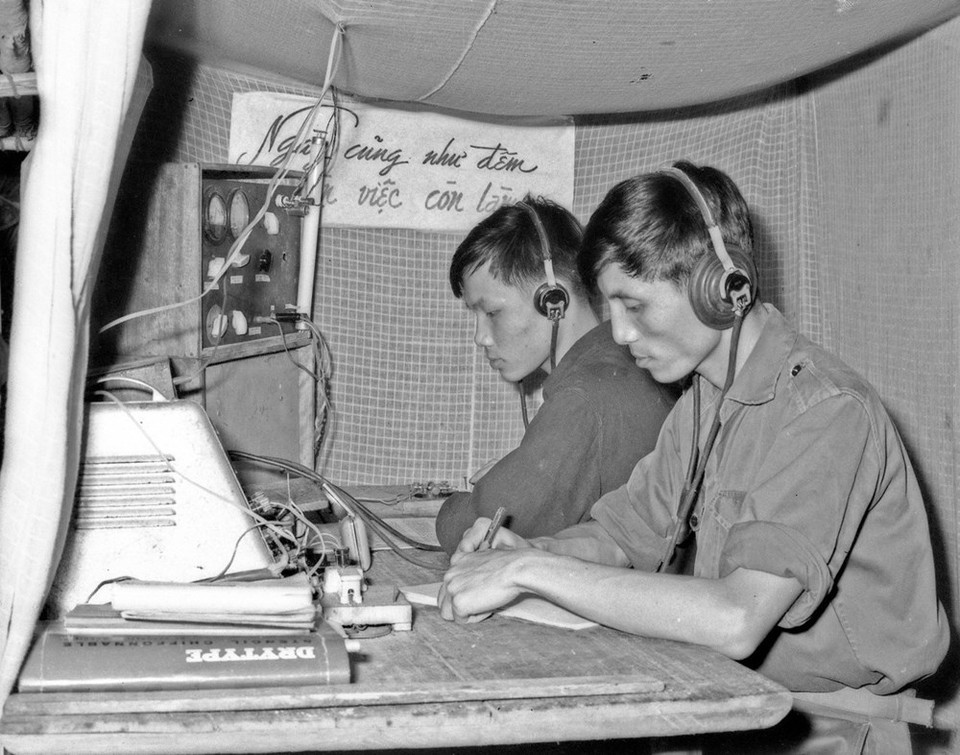解放通讯社B8电报员正在收发信息。图自解放通讯社图片资料库