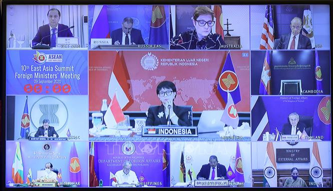 各国外长、副外长、东盟秘书长等一同出席在第53届东盟外长会议框架内举行的第10届东亚峰会外长会议。图自越通社
