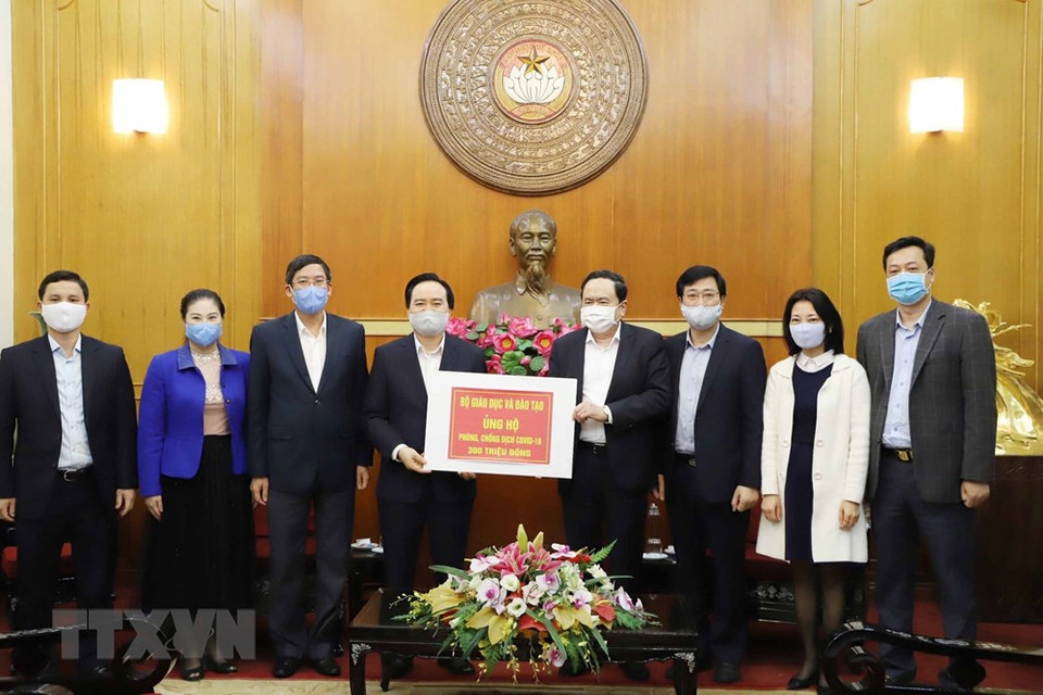 越共中央委员、越南祖国阵线中央委员会主席陈青敏接受了越南教育培训部的捐款。越通社记者芳花 摄