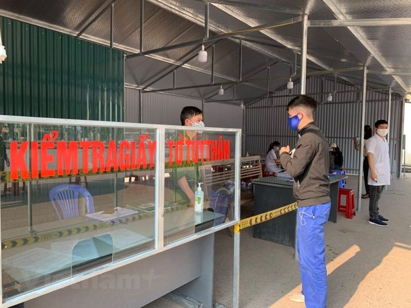 除了测量体温之外，前往广宁省的人员还要向警方力量申报个人信息。图自越通社