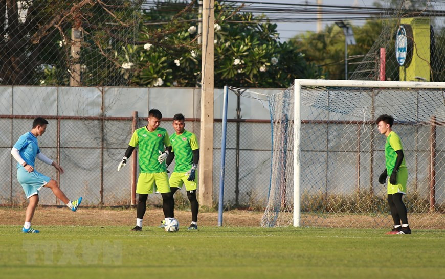 越南足球队三名守门人一起锻炼。图自越通社