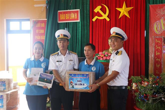 在长沙群岛B大礁赠送2020年庚子春节礼物。（越通社记者阮文日 摄）