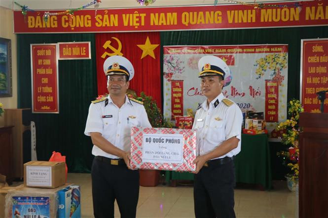 给长沙群岛蚬鸭山岛渔村分队赠送国防部的礼物。（越通社记者阮文日 摄）