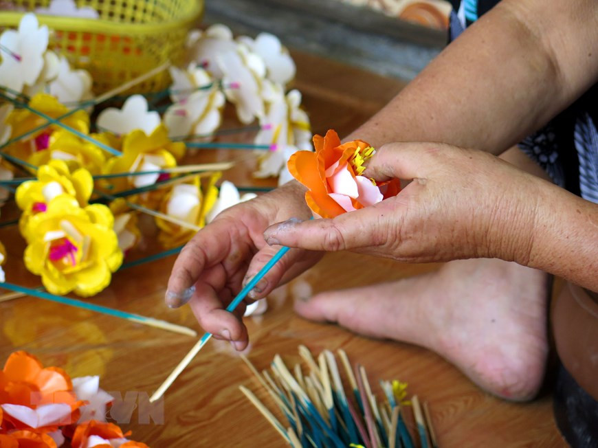 纸花都是由制作者巧妙的双手做成的。图自越通社