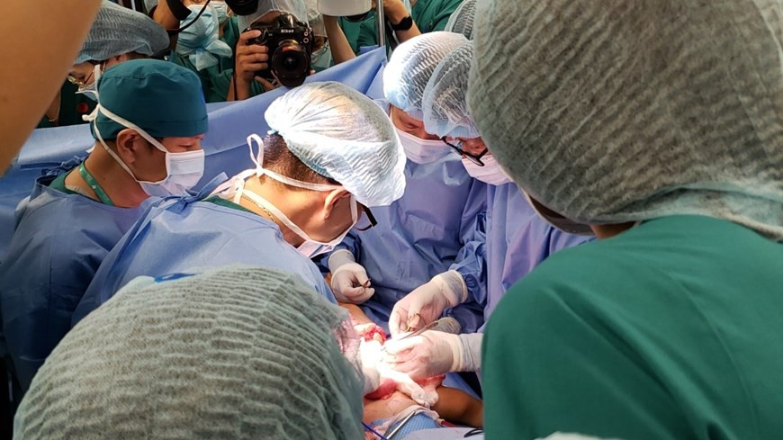历经12小时，在近100名专家和医护人员的参加下，此次手术已顺利结束。图片来源：胡志明市儿童医院