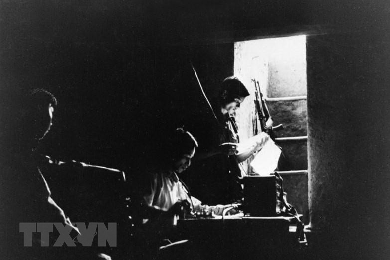解放通讯社电报员向总部发信息。越南通讯社图片资料库