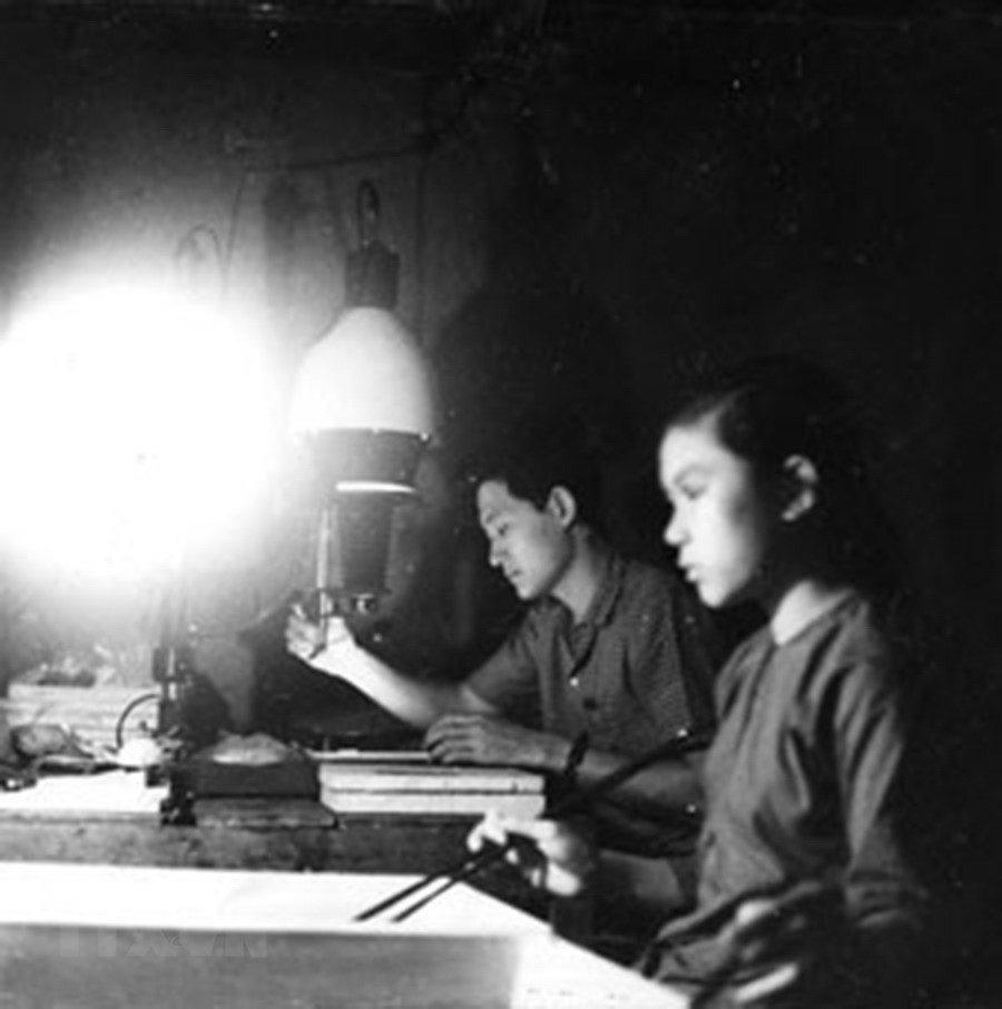 在南方战场，越通社干部、记者、电报员都坚持扎根基地，克服困难，努力完成任务。图自：解放通讯社图片资料库