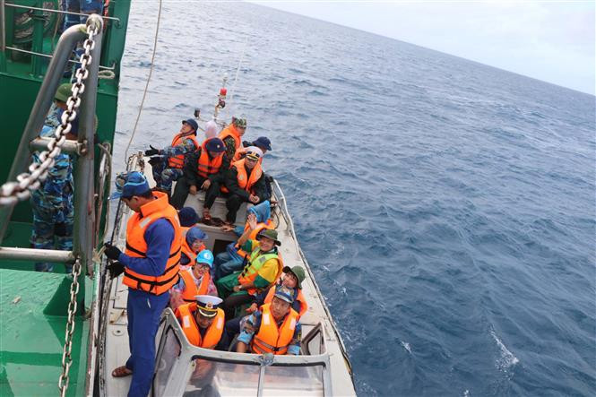 承载2020年春节年货的快艇准备前往长沙群岛速珊礁。（越通社记者阮文日 摄）