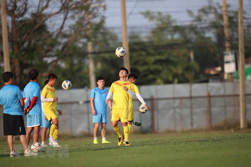 阮光海球员用头控制球。图自越通社