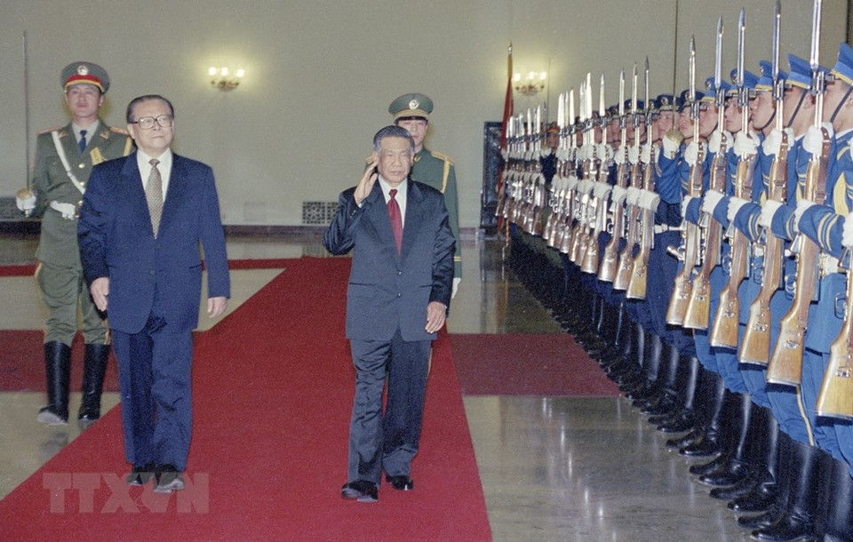 越共中央总书记黎可漂同中共中央总书记、国家主席江泽民共同检阅仪仗队。图自越通社