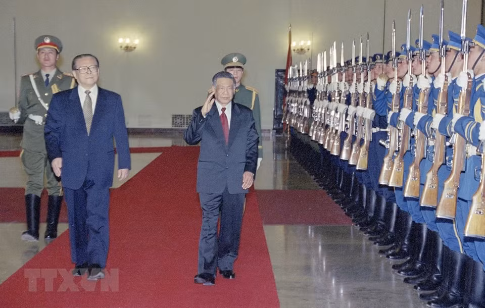 越共中央总书记黎可漂同中共中央总书记、国家主席江泽民共同检阅仪仗队。图自越通社