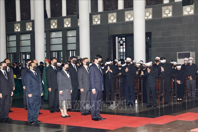 老挝总理通论·西苏里率领老挝人民民主共和国代表团前来吊唁原越共中央总书记黎可漂。图自越通社