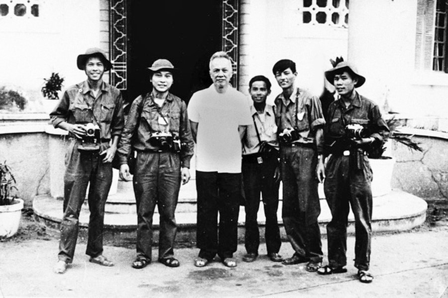 解放通讯社记者同南方解放民族阵线中央委员会主席阮友寿合影。图自解放通讯社图片资料库