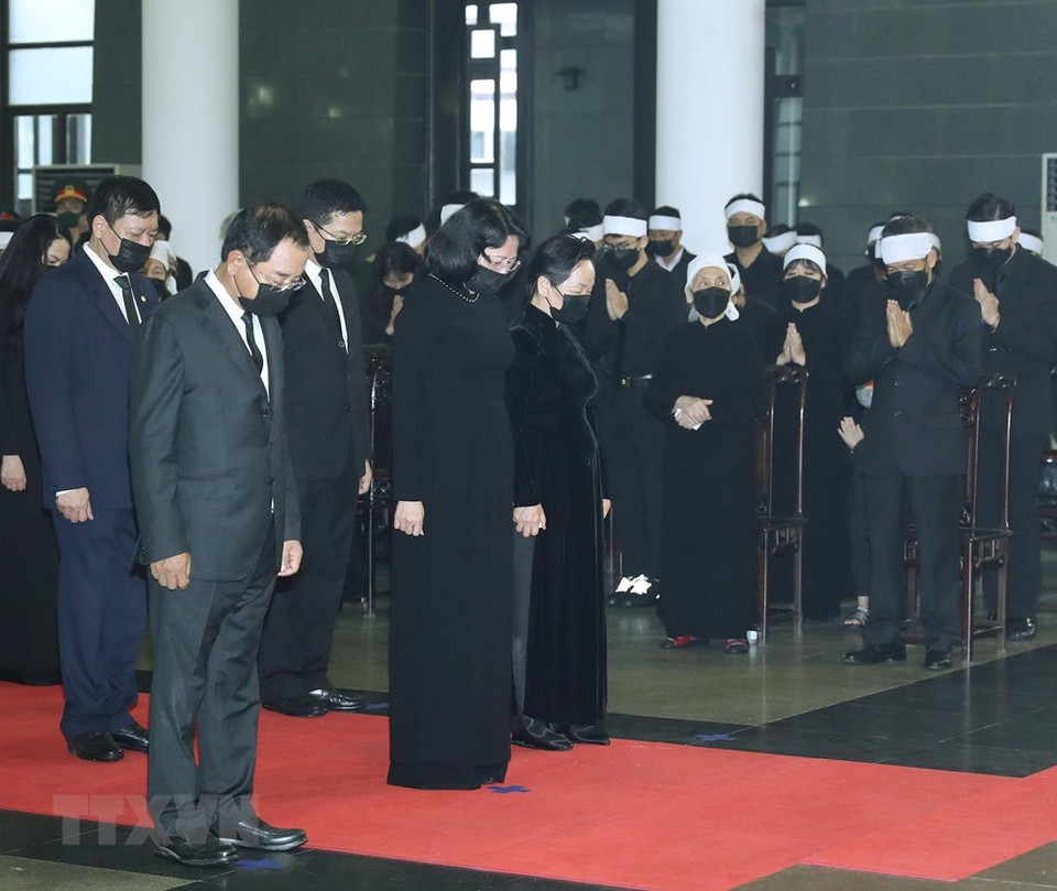 由越共中央委员、国家副主席邓氏玉盛为团长的越南国家主席代表团前来吊唁黎可漂同志。图自越通社