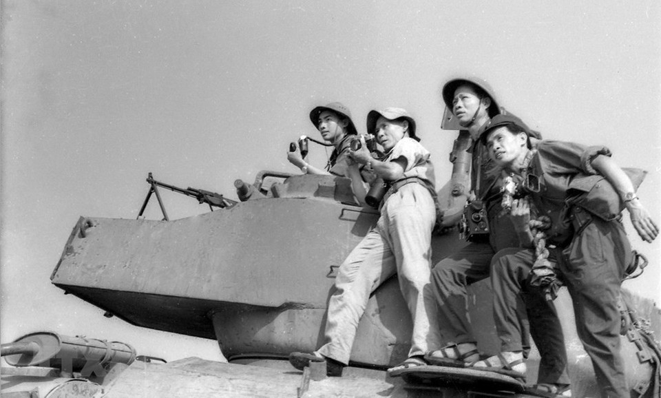 解放通讯社记者在古芝战场作业。图自解放通讯社图片资料库