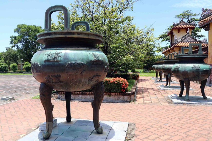 九口鼎分别是：高鼎、仁鼎、鄣鼎、英鼎、议鼎、顺鼎、宣鼎、谕鼎、玄鼎等。图自越通社