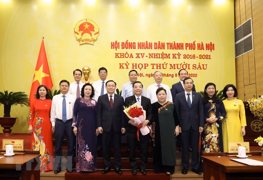 河内市委副书记朱玉英以将近100%的赞成率（在96票中获得95票赞成）当选河内市人民委员会主席（任期2016-2021年）。图自越通社