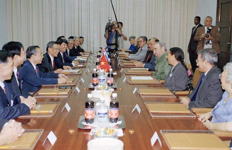 越共中央总书记黎可漂同古巴共产党中央委员会第一书记菲德尔•卡斯托罗举行会谈。图自越通社