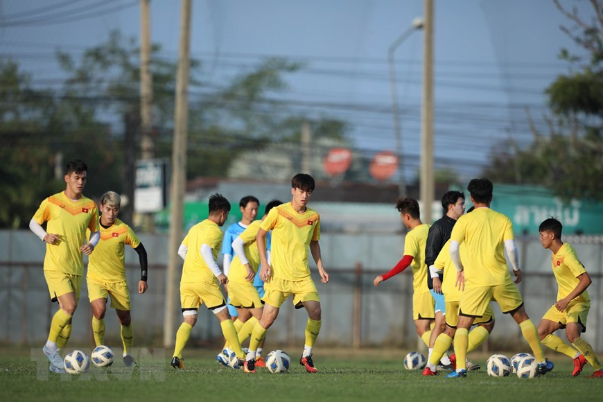 越南U23足球队球员正在泰国Chang Training Ground 1运动场积极锻炼。图自越通社