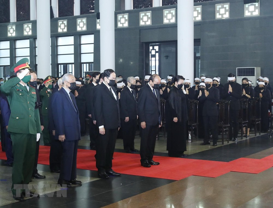 由越南政府总理阮春福率领的越共中央委员会、党和国家原领导代表团前来吊唁黎可漂同志。图自越通社