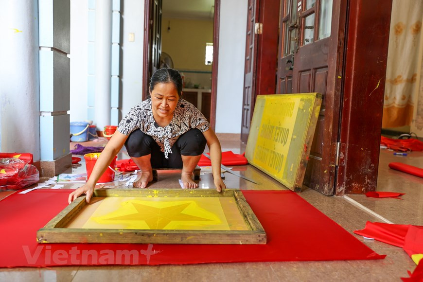 缝制国旗用的是河内河东郡罗溪村出产的棉布，线则购自河内清池县潮曲村。图自越通社/Vietnamplus