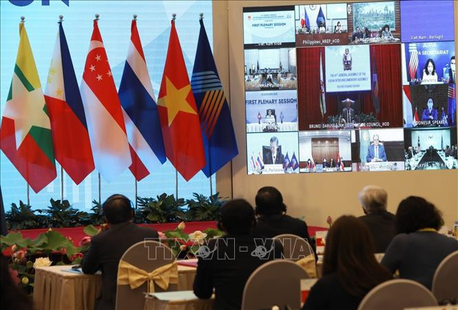 文莱代表在会上发表讲话。图自越通社