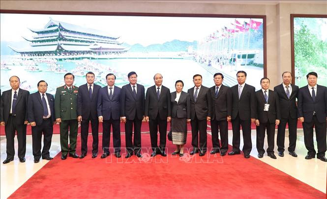 越南政府总理阮春福同老挝总理通论·西苏里以及参加会谈的双方领导合影。图自越通社