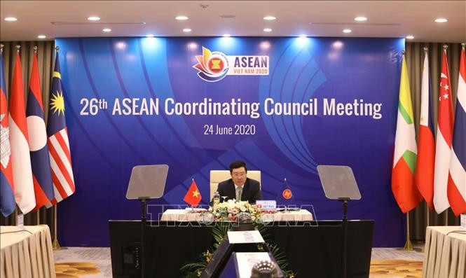 越南政府副总理、外长范平明主持第26届东盟协调委员会会议。图自越通社