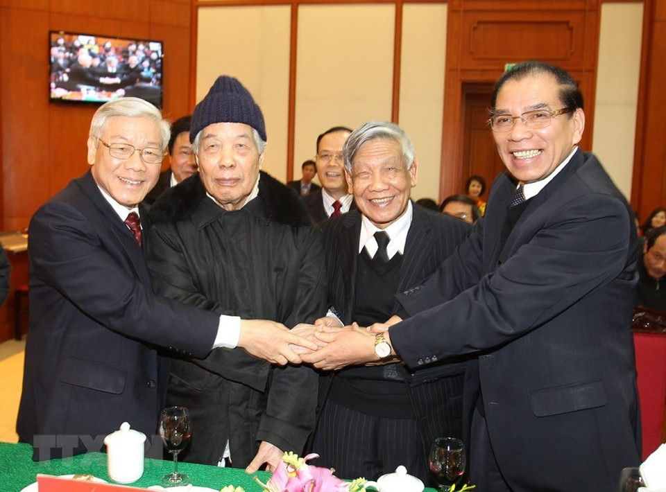2011年1月30日，值此越共第11届全国代表大会成功举行之际，越共中央总书记、国会主席阮富仲、原越共中央总书记杜梅、黎可漂、农德孟等在河内会面。图自越通社