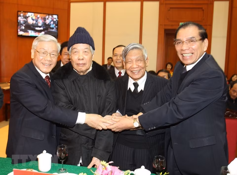 2011年1月30日，值此越共第11届全国代表大会成功举行之际，越共中央总书记、国会主席阮富仲、原越共中央总书记杜梅、黎可漂、农德孟等在河内会面。图自越通社