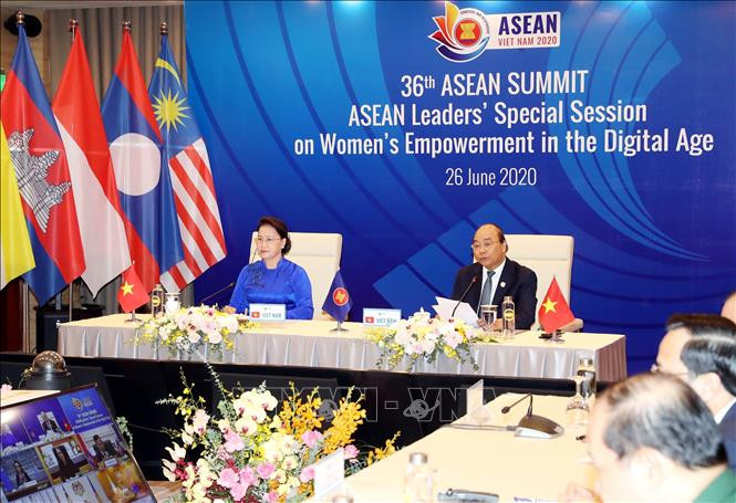 越南政府总理阮春福和国会主席阮氏金银共同出席会议。图自越通社