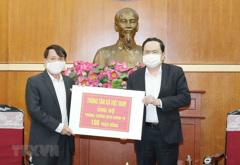 越共中央委员、越南祖国阵线中央委员会主席陈青敏接受了越通社的捐赠。越通社记者芳花 摄