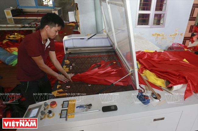 慈云村民应用机器，缩短了缝制时间，提高了劳动生产率。图自越通社/越南画报