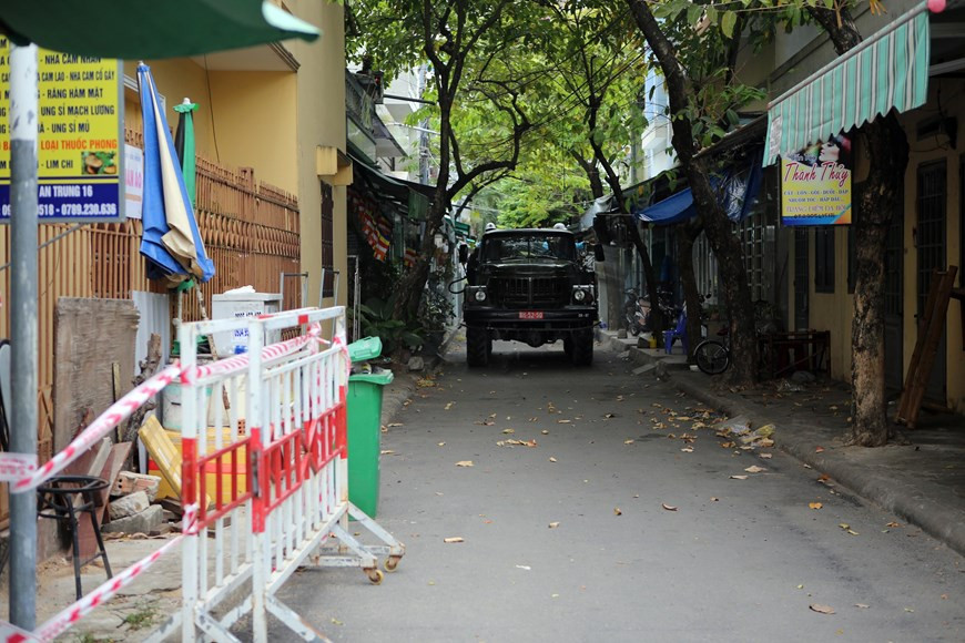 专用车在疫情风险地区喷洒消毒剂。图自越通社