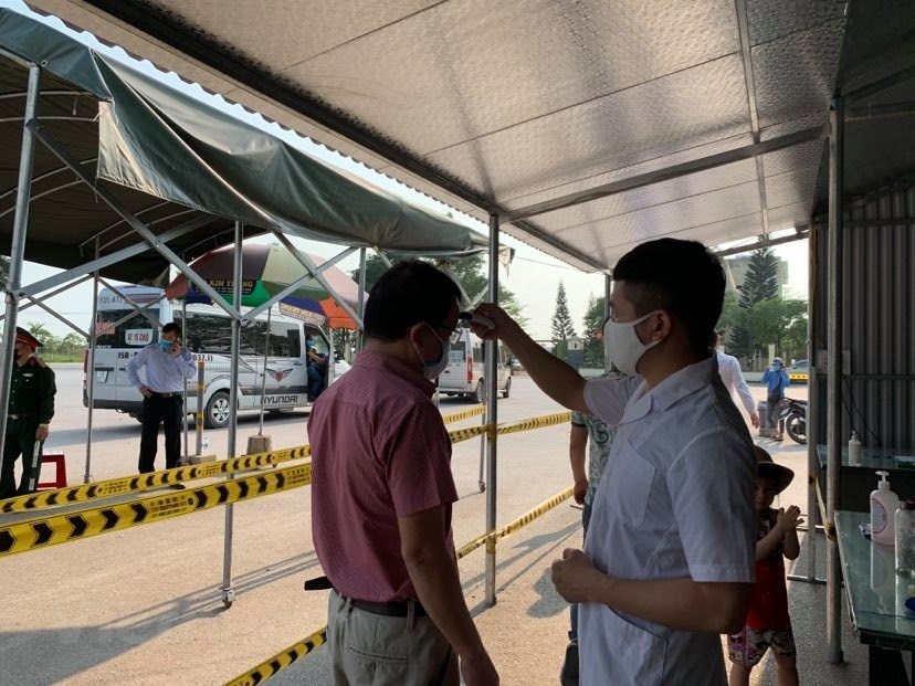 广宁省芒街市的检查点。图自越通社