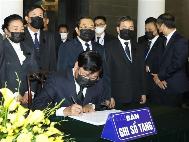 老挝总理通论·西苏里在吊唁薄上留言。图自越通社