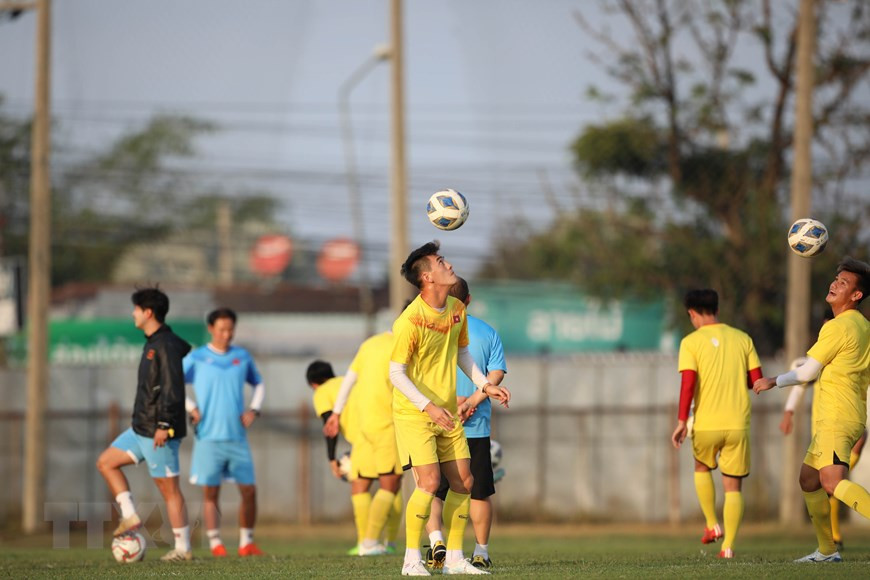 阮进灵球员用头控制球。图自越通社