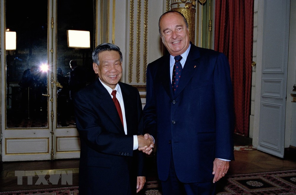 2000年5月22日，法国总统Jacques Chirac迎接对法国进行正式访问的越共中央总书记黎可漂。图自越通社