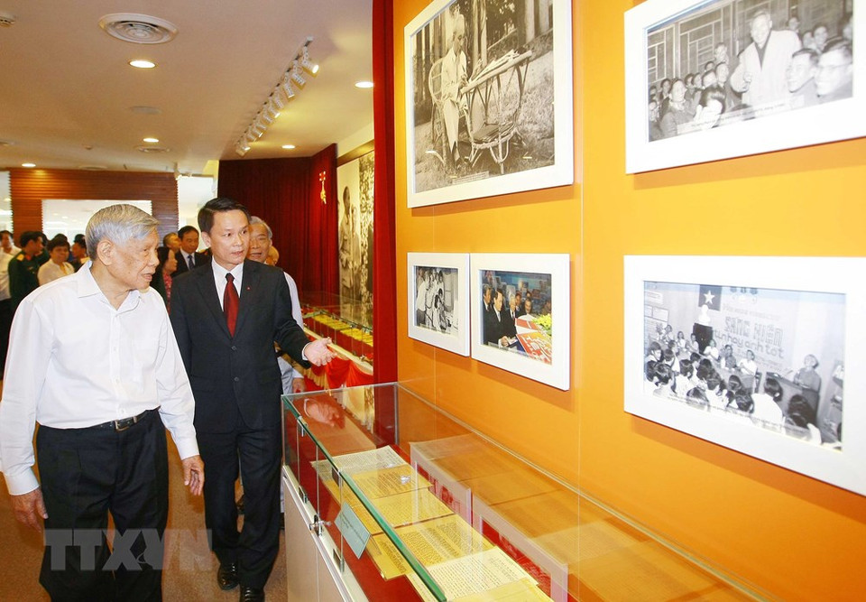 原越共中央总书记黎可漂参观越通社。图自越通社