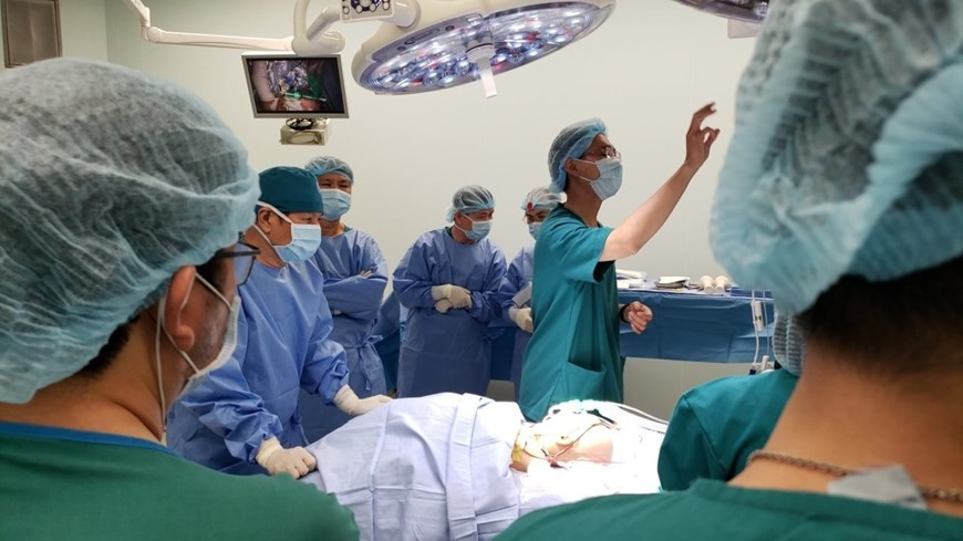 18时40分，竹儿和妙儿已被送出手术室。图片来源：胡志明市儿童医院