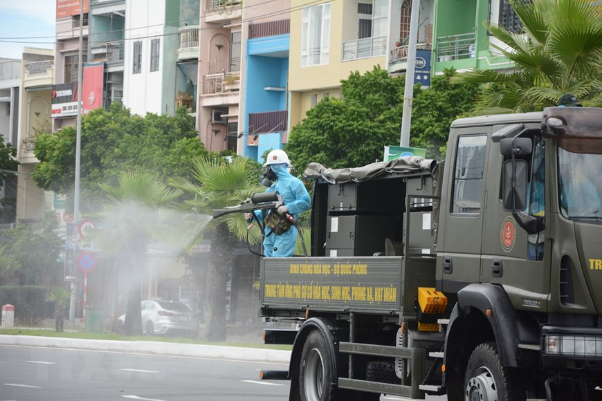 为了防控疫情，岘港市派遣专用车在岘港市山茶郡各条街道上喷洒消毒液。图自越通社