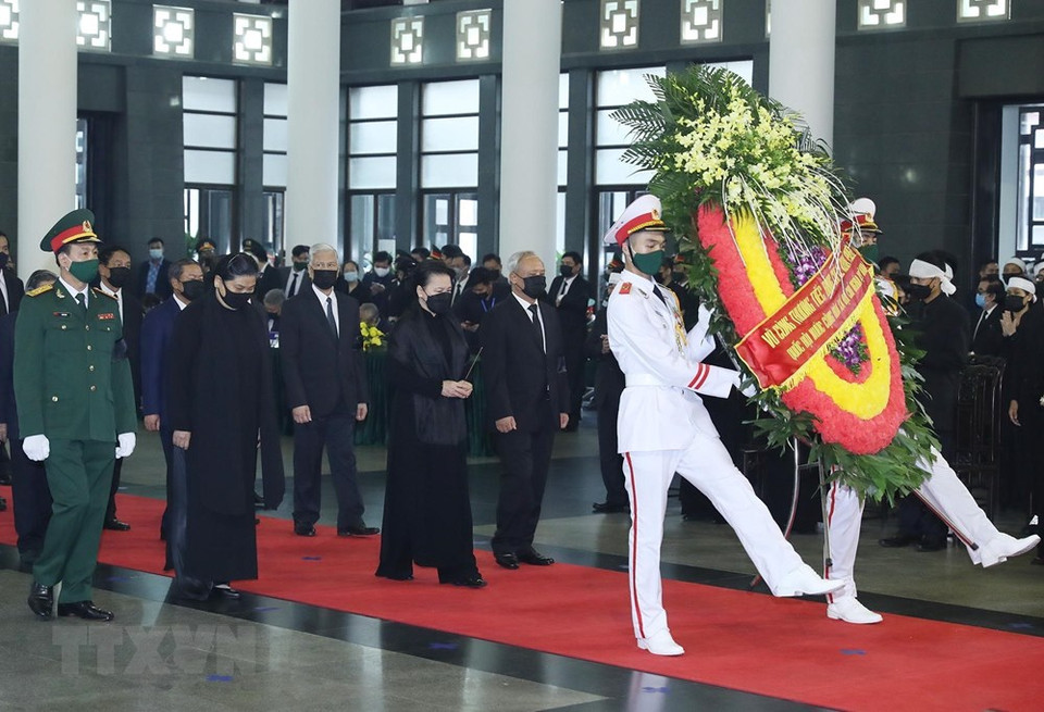 以越南国会主席阮氏金银为团长的越南国会代表团前来吊唁黎可漂同志。图自越通社